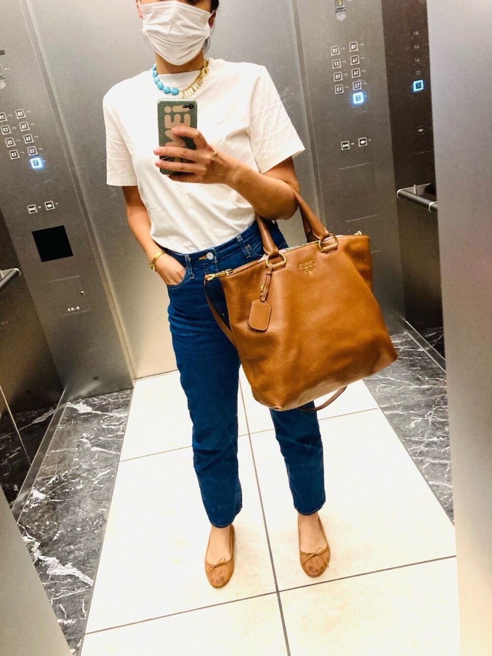 「白Tシャツ、ストレートデニム、夏コーデ、シースルー、バレエシューズ、ママコーデ、シンプルコーデ」｜「H&MのH&M - シルクブレンドTシャツ - ホワイト（Tシャツ/カットソー、ホワイト系）」を使った、ai*さん（レディース・165cm）の夏コーディネートの1枚目の写真