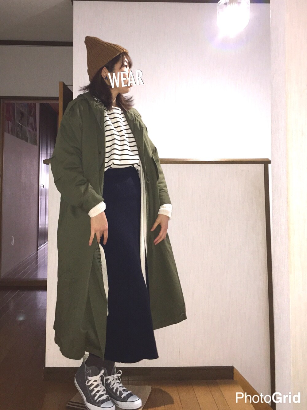 ホワイト系のTシャツ/カットソー、ブルー系のスカート、ホワイト系のカーディガン/ボレロを着用したレディースの冬コーディネートの1枚目の写真