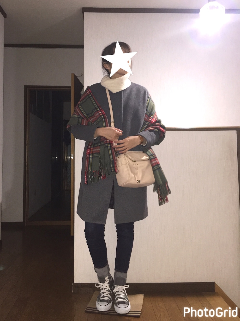 ホワイト系のニット/セーター、ブルー系のデニムパンツ、グレー系のスニーカーを着用したレディースの冬コーディネートの1枚目の写真