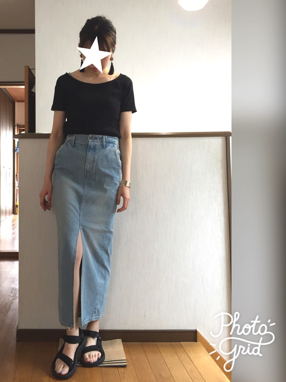「デニムスカート、タイトスカート、バレエネック、ユニクロ、ユニジョ、タッセルイヤリング」｜「UNIQLOのアイテム（Tシャツ/カットソー、ブラック系）」を使った、asaMi◡̈⃝⋆*さん（レディース・162cm）の春コーディネートの1枚目の写真