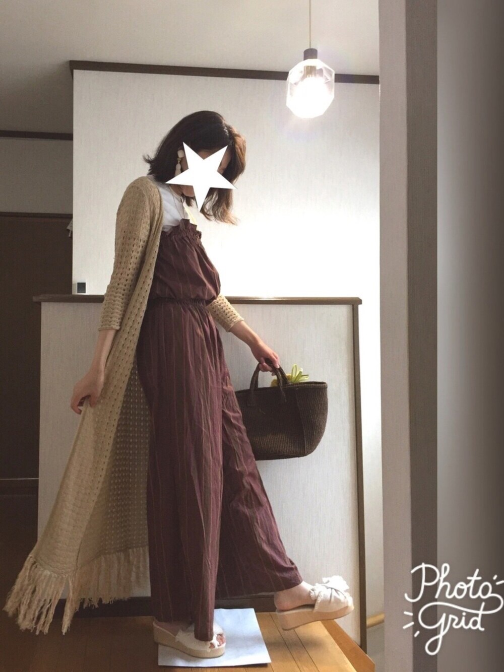 ホワイト系のTシャツ/カットソー、ブラウン系のサロペット/オーバーオール、ベージュ系のサンダルを着用したレディースの夏コーディネートの1枚目の写真