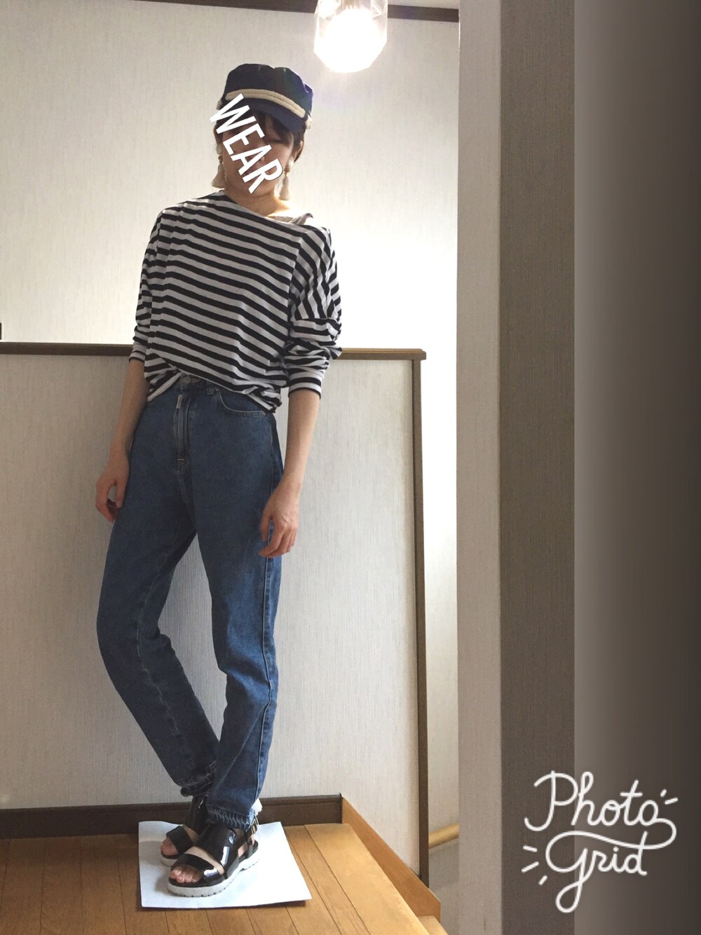 グレー系のタンクトップ、ブルー系のデニムパンツ、ブラック系のサンダルを着用したレディースの夏コーディネートの1枚目の写真