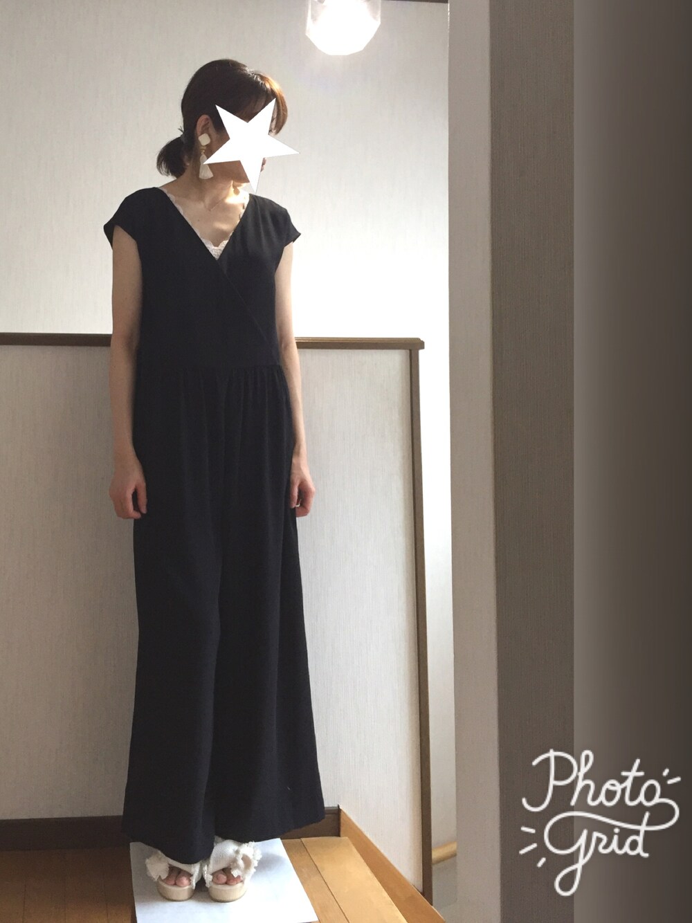 ブラック系のつなぎ/オールインワン、ベージュ系のサンダル、グレー系のタンクトップを着用したレディースの夏コーディネートの1枚目の写真