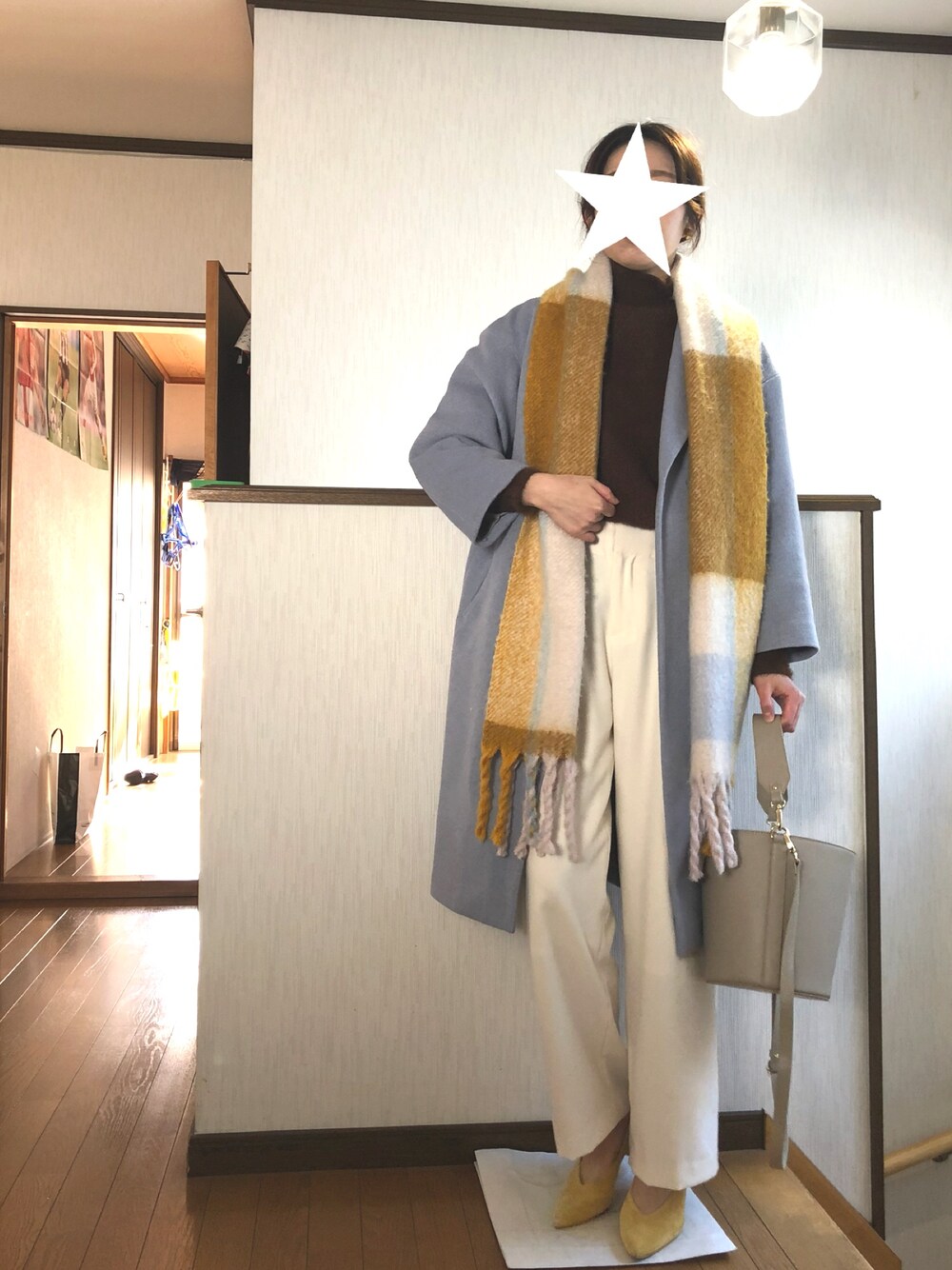 ブラウン系のニット/セーター、ブルー系のチェスターコート、ベージュ系のその他パンツを着用したレディースの冬コーディネートの1枚目の写真