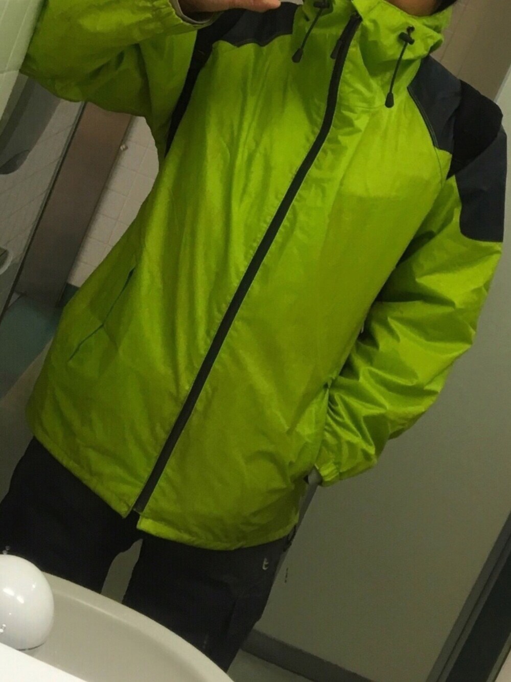 「雨の日コーデ、蛍光カラー、長靴、ブーツイン、防水、作業着、ビビットカラー、おしゃれさんと繋がりたい、アウトドアスタイル、黄緑」｜「雨ガッパのアイテム（マウンテンパーカー、イエロー系）」を使った、ちょくとさん（メンズ・168cm）の夏コーディネートの1枚目の写真