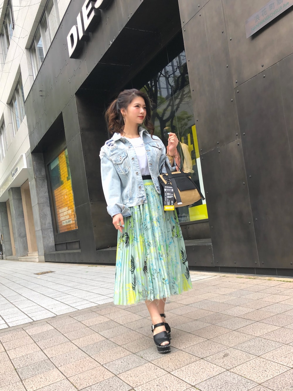 ブルー系のデニムジャケット、ブラック系のハンドバッグ、ホワイト系のTシャツ/カットソーを着用したメンズの春コーディネートの1枚目の写真