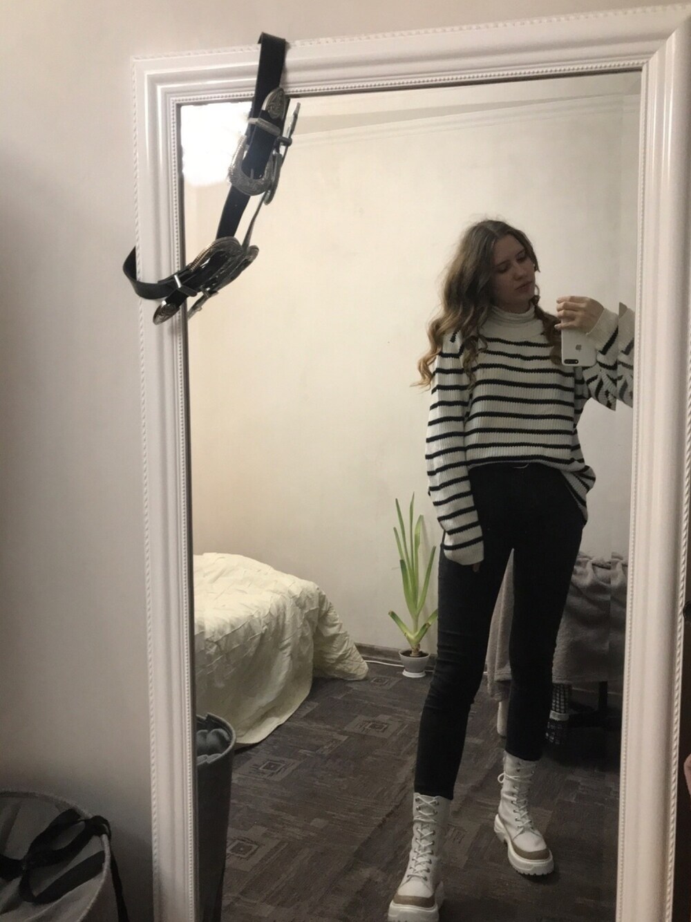 「girl、VINTAGE、90’s、black、white」｜「catisaのアイテム（ブーツ、ホワイト系）」を使った、Anastasia 🐾さん（レディース・171cm）の冬コーディネートの1枚目の写真