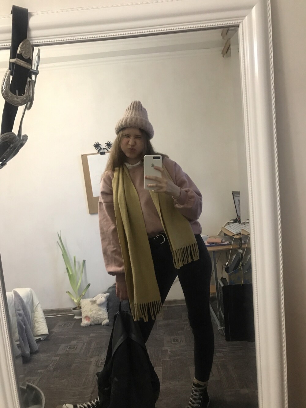 「girl、VINTAGE、90’s、pink、today」｜「New lookのアイテム（パーカー、ピンク系）」を使った、Anastasia 🐾さん（レディース・171cm）の冬コーディネートの1枚目の写真