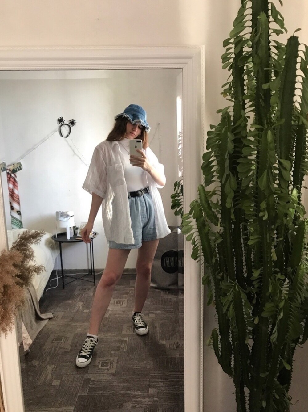 「summer、girl、VINTAGE、90’s、converse、white、jeans」｜「CONVERSEのconverse コンバース ALL STAR OX オールスター OX 3216 BLACK(US)（スニーカー、ブラック系）」を使った、Anastasia 🐾さん（レディース・171cm）の夏コーディネートの1枚目の写真