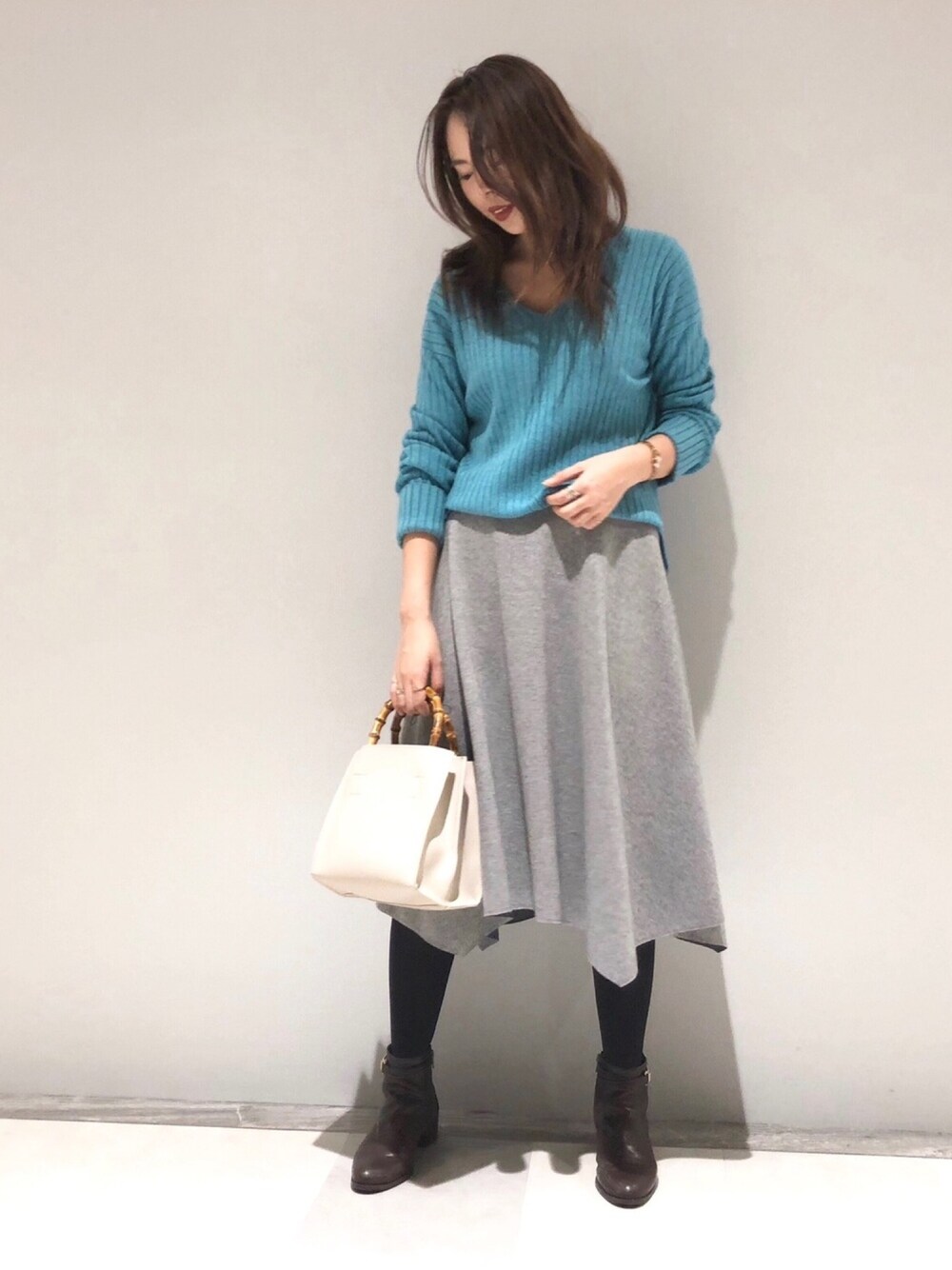「リヴドロワ、RIVEDROITE、冬、オトナ女子、オトナカジュアル、きれいめカジュアル、グレー、スカート、ootd、おしゃれさんと繋がりたい」｜「RIVE DROITEのリバーシブルイレヘムスカート（スカート、グレー系）」を使った、なみさん（レディース・161cm）の冬コーディネートの1枚目の写真