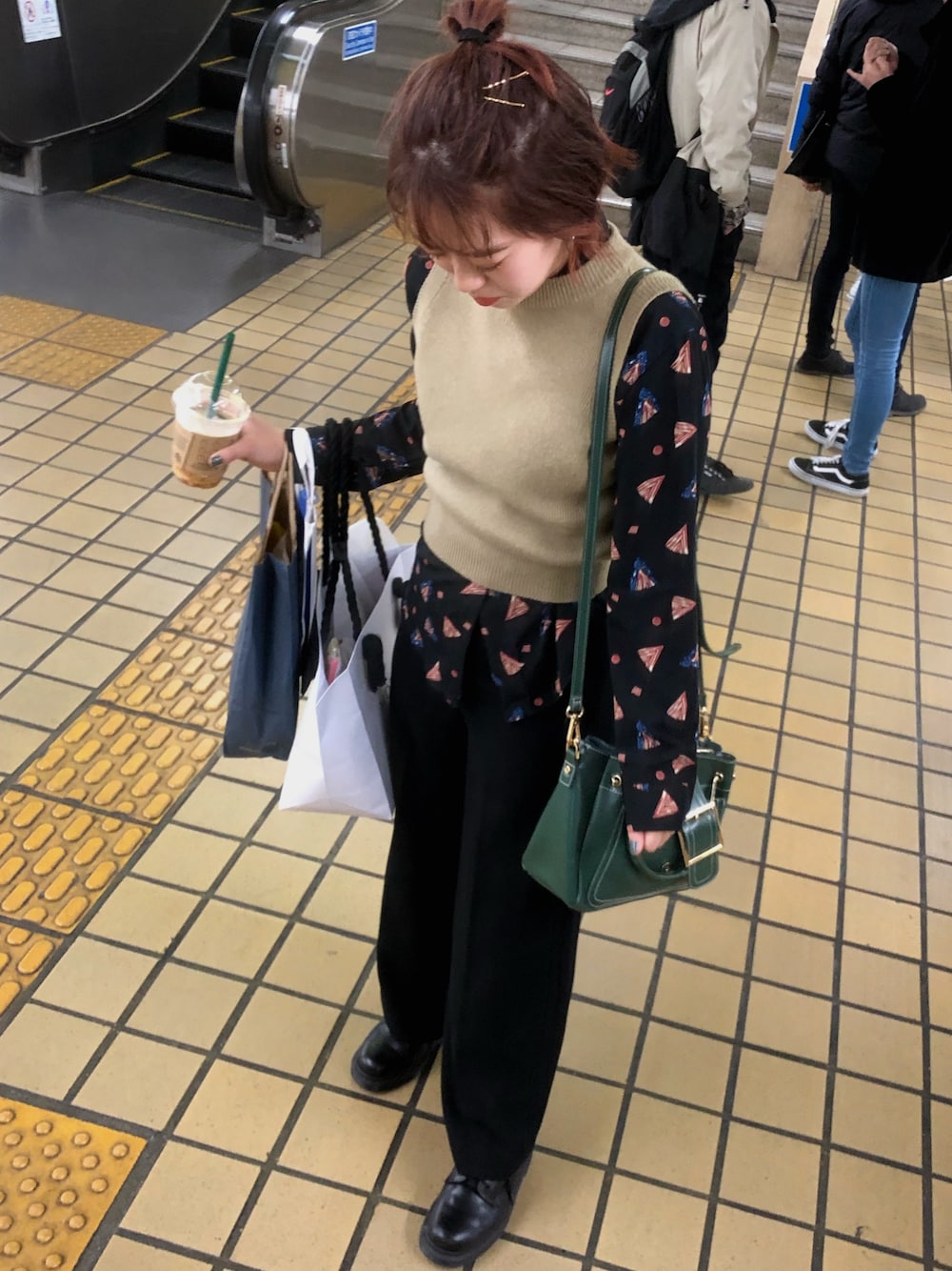 「レイヤードスタイル、黒コーデ、ブラック、ootd、おしゃれさんと繋がりたい」｜「33℃のアイテム（シャツ/ブラウス、ブラック系）」を使った、natsumiさん（レディース・156cm）の春コーディネートの1枚目の写真