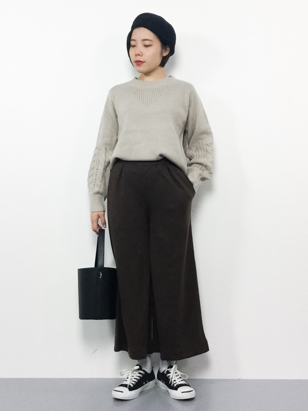 「セーター、ベレー帽、ベージュ、converse、ケーブルニット、LEPSIM、ワイドパンツ、ブラウン、シンプルコーデ、カジュアルコーデ」｜「LEPSIMの5Gボリュームガラスリーブプルオーバー　773056（ニット/セーター、ベージュ系）」を使った、 おかきさん（レディース・155cm）の冬コーディネートの1枚目の写真