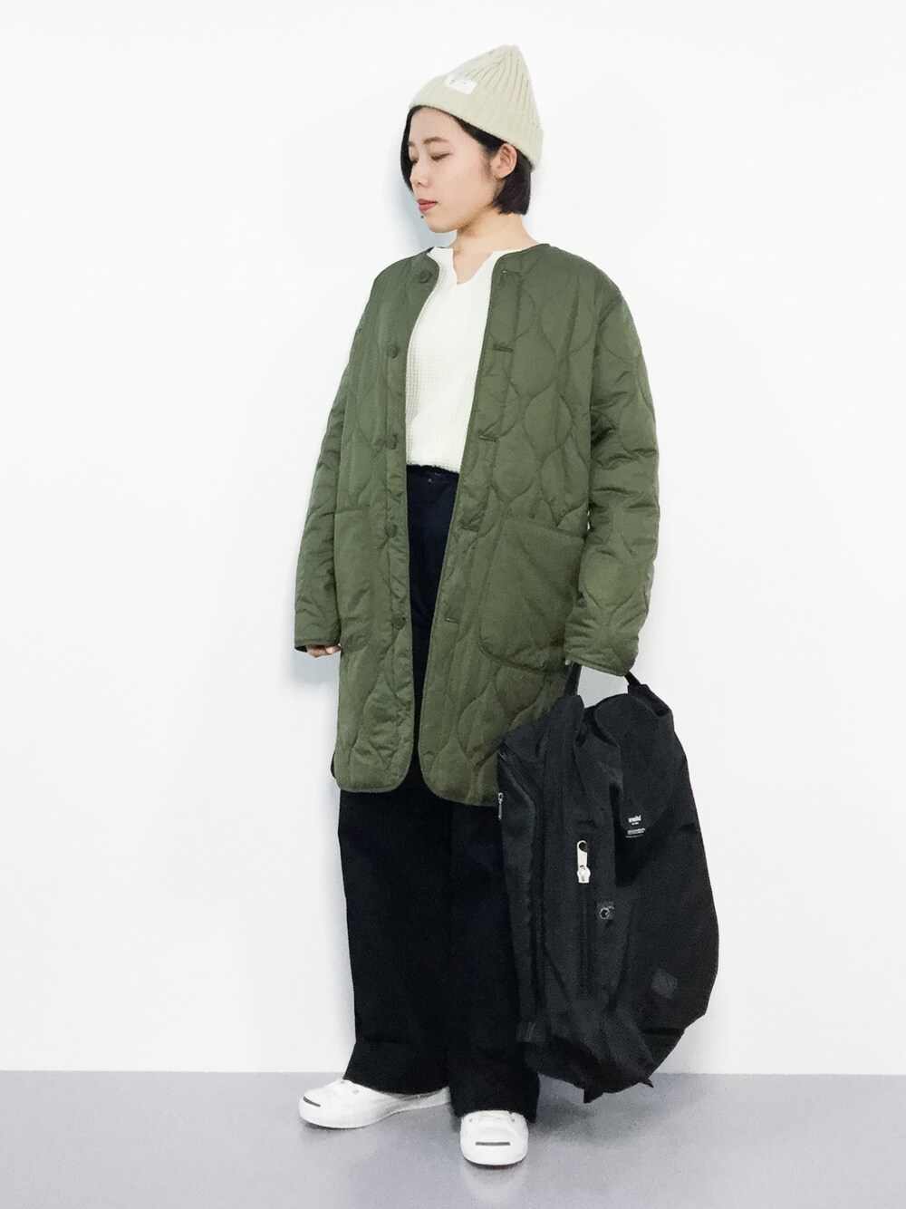 「キルティング、ネイビー、冬コーデ、ロングコート、カーキ、ワイドパンツ、黒リュック、シンプルコーデ、ワッフル、カジュアルコーデ」｜「coenのOUTLAST(R)ミリタリーコート（ミリタリージャケット、グリーン系）」を使った、 おかきさん（レディース・155cm）の冬コーディネートの1枚目の写真