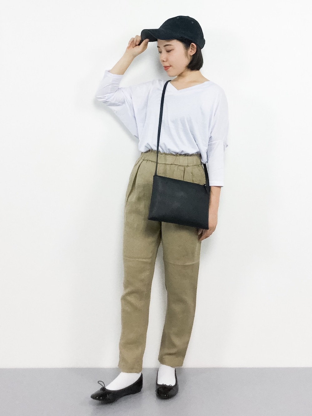 ホワイト系のTシャツ/カットソー、ベージュ系のその他パンツ、グレー系のキャップを着用したレディースの春コーディネートの1枚目の写真