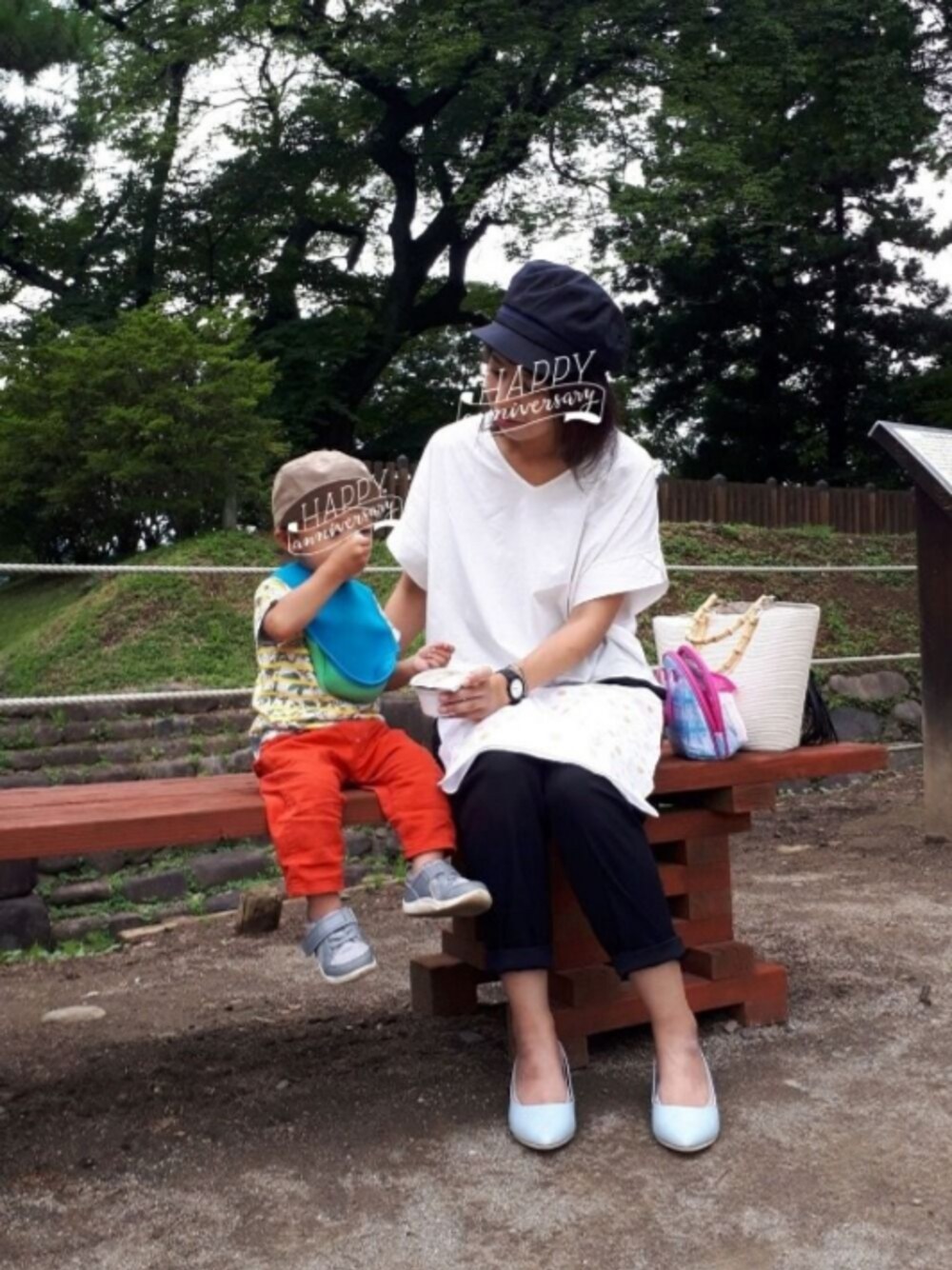 「ママコーデ、親子コーデ、公園、散歩、フラットシューズ、パンツスタイル、休日スタイル、かごバッグ、麦わら帽子、キャスケット」｜「NANO universeのペーパーキャスケット（キャスケット、ブラック系）」を使った、sasumiさん（レディース・161cm）の秋コーディネートの1枚目の写真