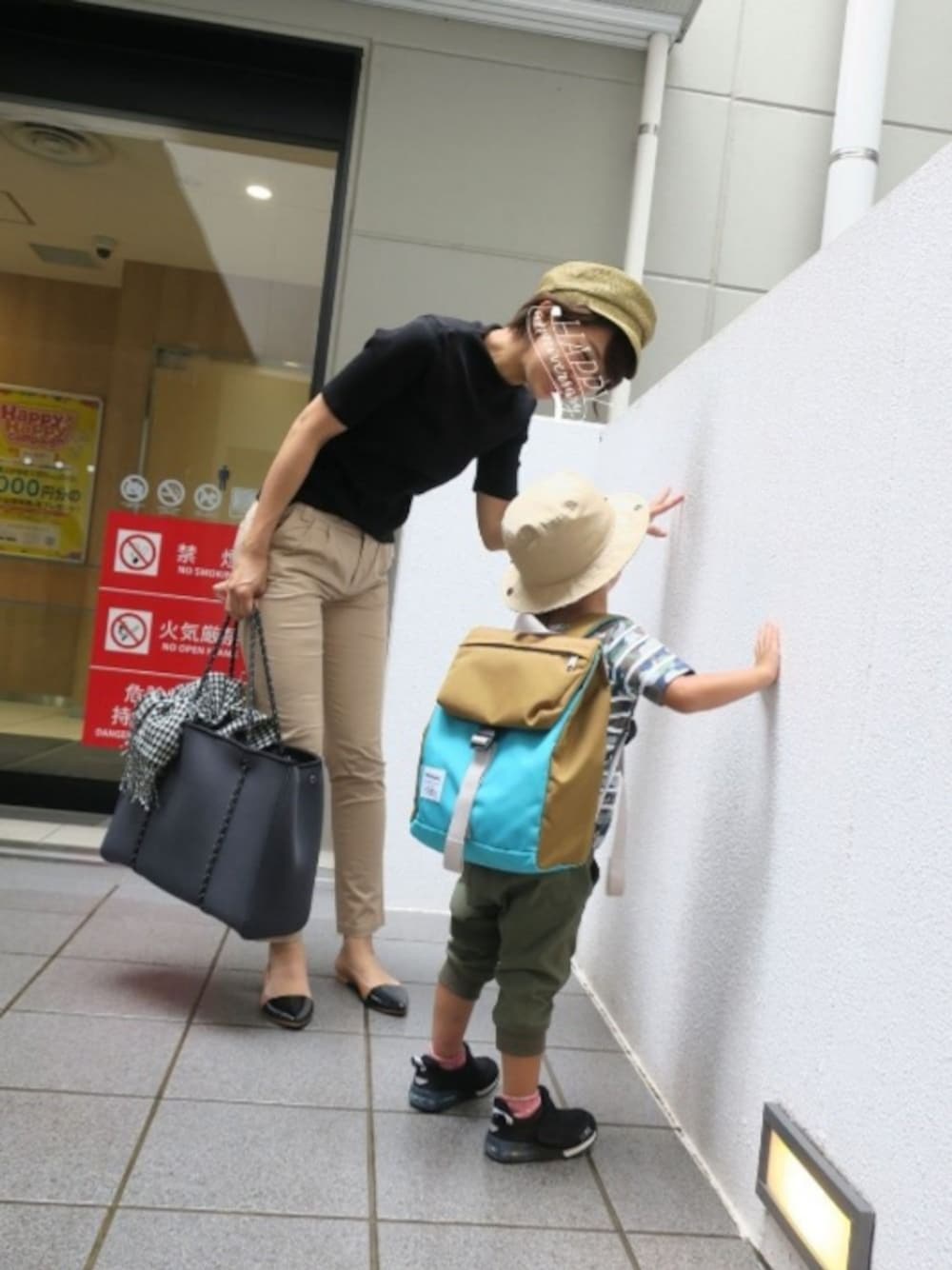 「ママコーデ、親子コーデ、トートバッグ、麦わら帽子、ハイネック、シンプル、ブラック×ベージュ、きれいめカジュアル、おでかけ」｜「helloluluのLINUS アウトドア BACK PACK （バックパック/リュック、オレンジ系）」を使った、sasumiさん（レディース・161cm）の秋コーディネートの1枚目の写真