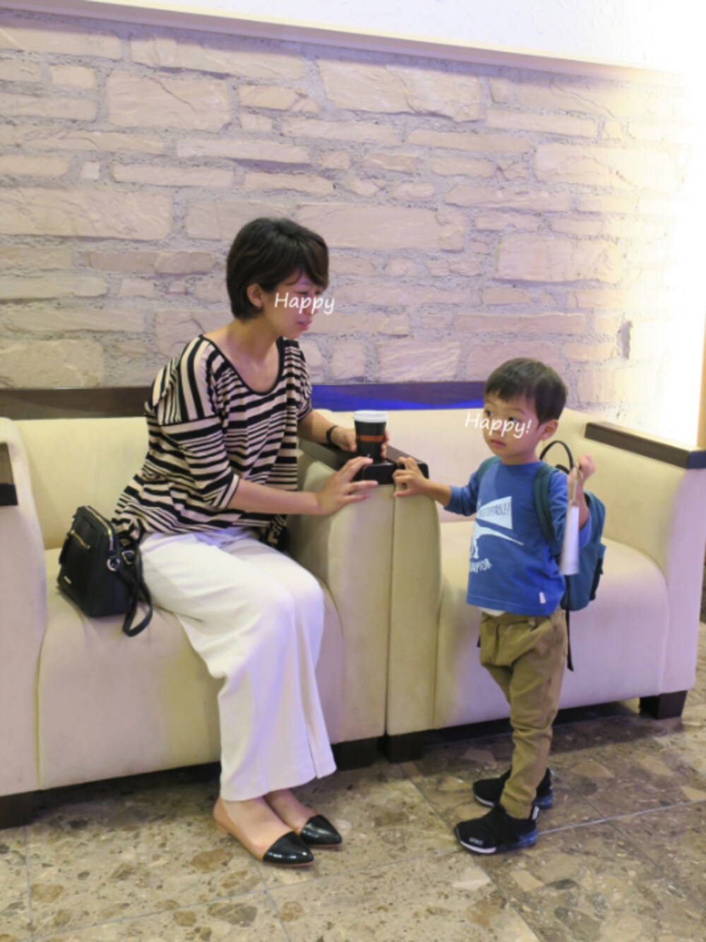 「親子コーデ、キッズコーデ、男の子、2歳、3歳、恐竜、リュック、七分袖、スニーカー、チノパン」｜「green label relaxingの恐竜プリント　7スリーブTシャツ（Tシャツ/カットソー、ブルー系）」を使った、sasumiさん（キッズ・90cm）の秋コーディネートの1枚目の写真