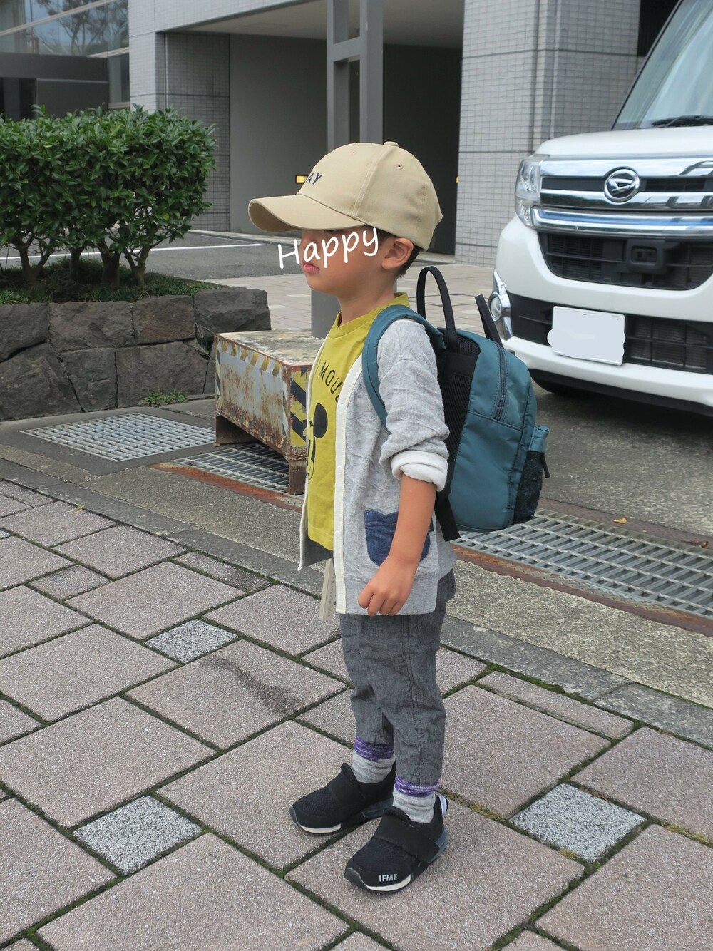 「カーディガン、スニーカー、リュック、グレー、キャップ、3歳、2歳、キッズコーデ、おでかけ、男の子」｜「coenの【coen キッズ】Harris Tweed （ハリスツイード）スクエアリュック（バックパック/リュック、グリーン系）」を使った、sasumiさん（キッズ・90cm）の秋コーディネートの1枚目の写真