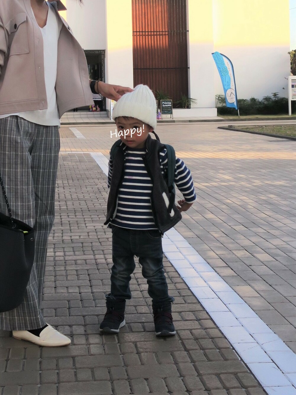 「デニム、ブーティ、ボーダー、リュック、ニット帽、ベスト、3歳、キッズコーデ、おでかけ、男の子」｜「green label relaxingの【ベビー】サキゾメボーダー ワイド ロングスリーブ（Tシャツ/カットソー、ブルー系）」を使った、sasumiさん（キッズ・90cm）の秋コーディネートの1枚目の写真