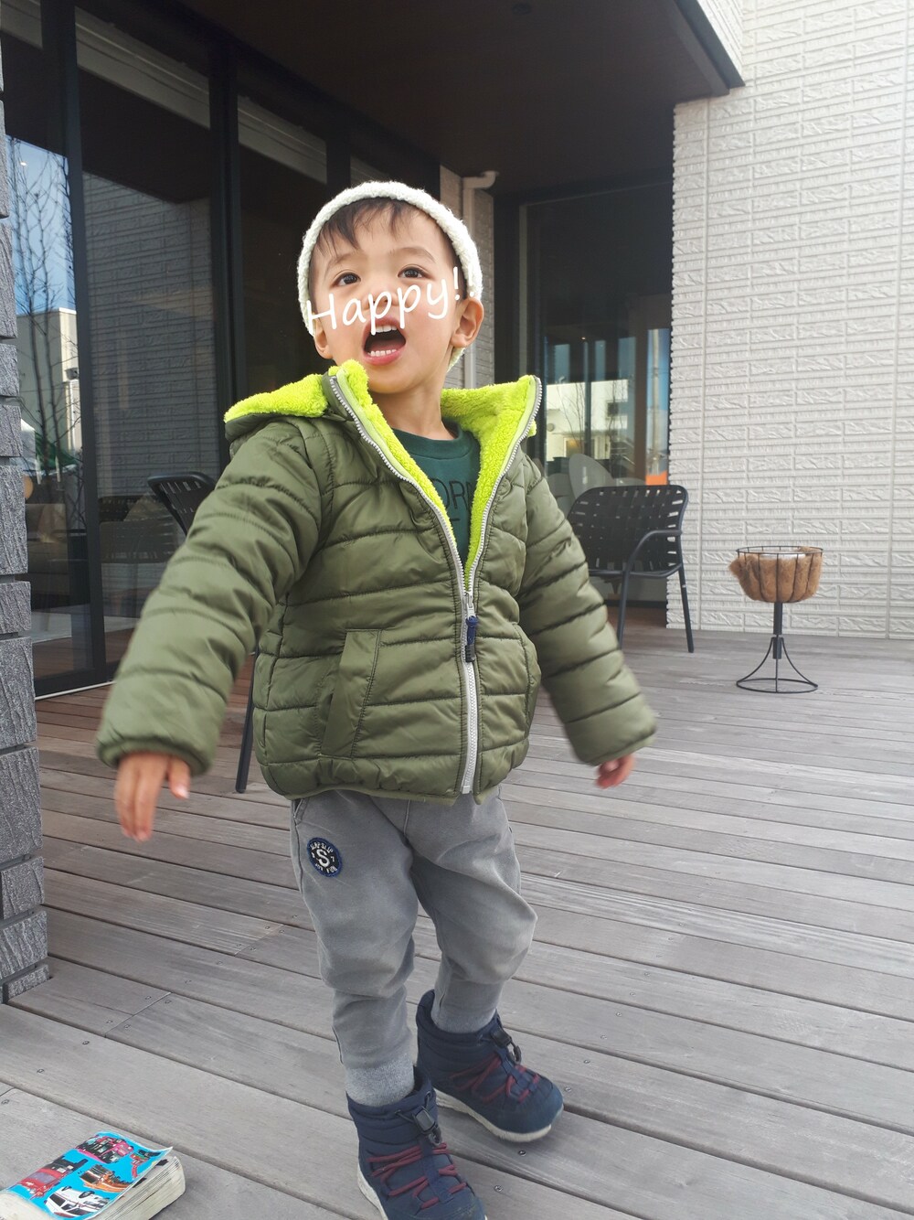 「ダウンジャケット、ブーツ、ニット帽、冬コーデ、3歳、キッズコーデ、おでかけ、男の子、アクティブ、冬アウター着回しチャレンジ」｜「STORIESのメッセージロゴトレーナー（スウェット、グリーン系）」を使った、sasumiさん（キッズ・90cm）の冬コーディネートの1枚目の写真