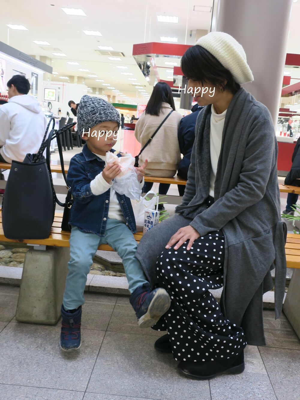 「ニット帽、カラーパンツ、デニムシャツ、フリース、キッズコーデ、おでかけ、男の子、パン部、親子コーデ、ランチ」｜「URBAN RESEARCH DOORSのカラーパンツ(KIDS)（その他パンツ、グリーン系）」を使った、sasumiさん（キッズ・90cm）の冬コーディネートの1枚目の写真
