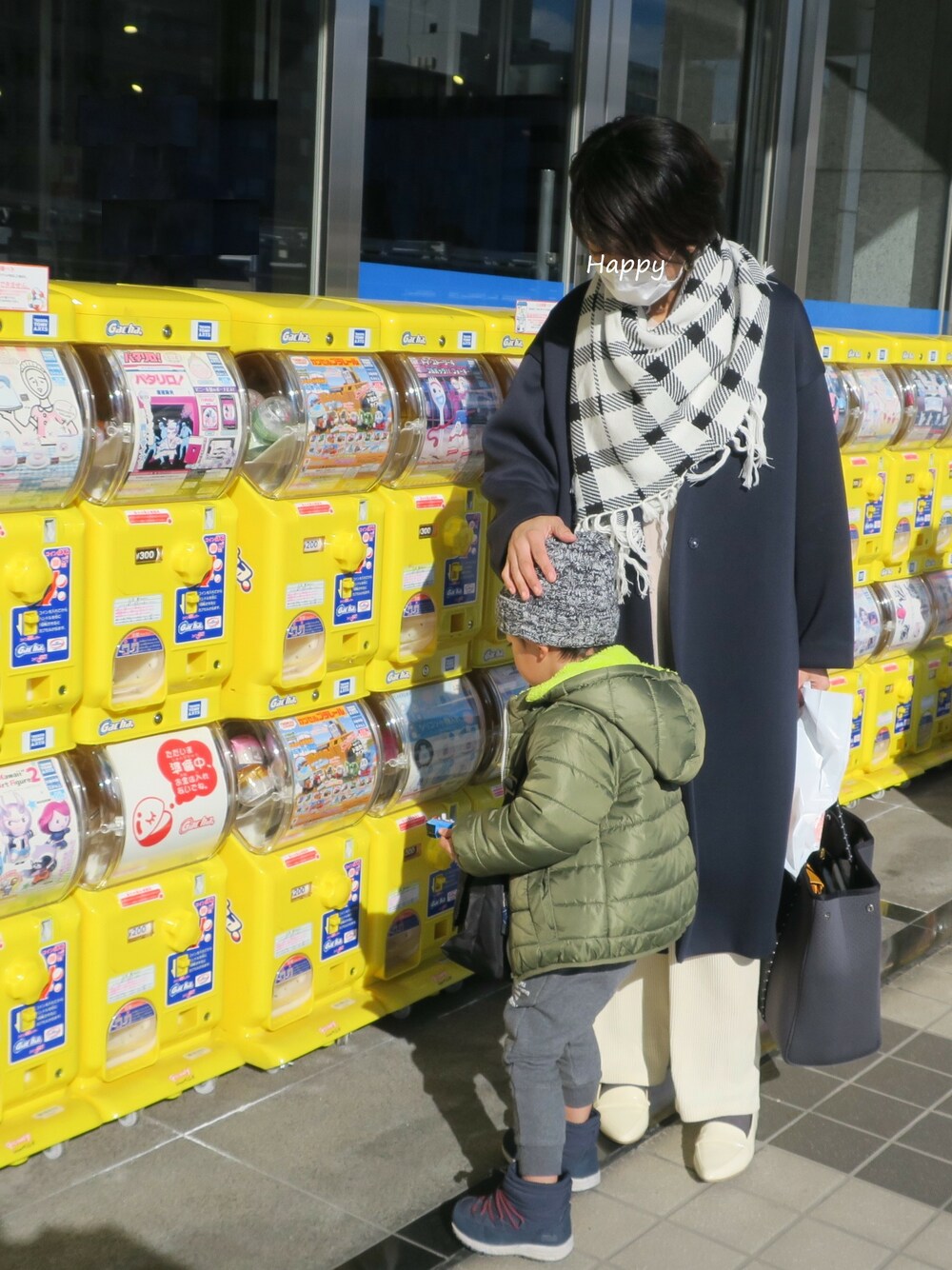 「オーバーサイズ、大人カジュアル、休日スタイル、おでかけ、男の子、親子コーデ、リラックススタイル、ママコーデ、ゆるコーデ、ガチャガチャ」｜「coenの【新色追加:ブラック / ブラウン・手洗いできる】ラムウールVネックワンピース(ネイビー⇒WEB限定)（ワンピース、ベージュ系）」を使った、sasumiさん（レディース・161cm）の冬コーディネートの1枚目の写真