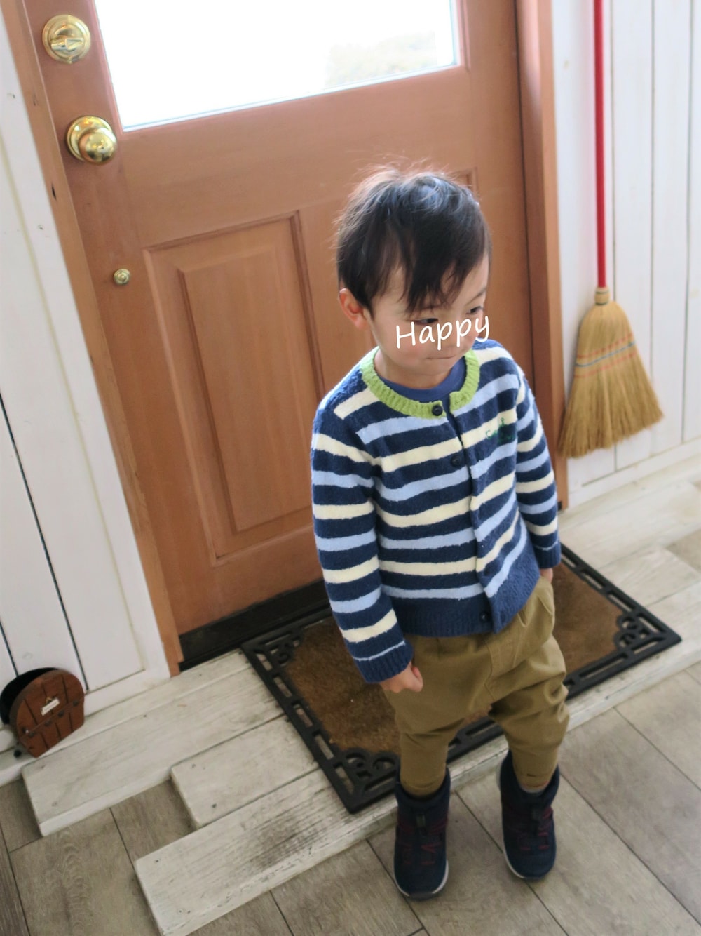 「カーディガン、ブーツ、ボーダー、チノパン、3歳、キッズコーデ、おでかけ、男の子、春、ゆるコーデ」｜「devirockのウルトラストレッチサルエルタックパンツ サルエルパンツ（その他パンツ、ベージュ系）」を使った、sasumiさん（キッズ・90cm）の春コーディネートの1枚目の写真