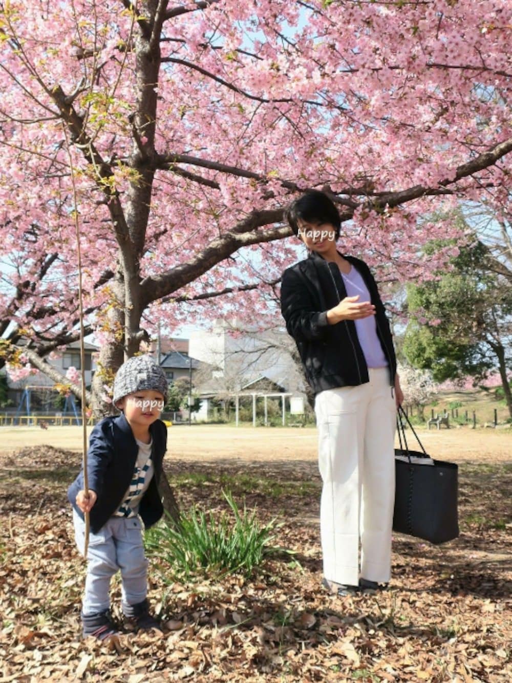 「親子コーデ、ママコーデ、春、休日スタイル、大人カジュアル、きれいめカジュアル、ラベンダー、公園、ホワイトパンツ、MA-1」｜「SESTOのポインテッドトゥ見えするスクエアトゥですっきり美脚フラットバレエパンプス（パンプス、ブラック系）」を使った、sasumiさん（レディース・161cm）の春コーディネートの1枚目の写真