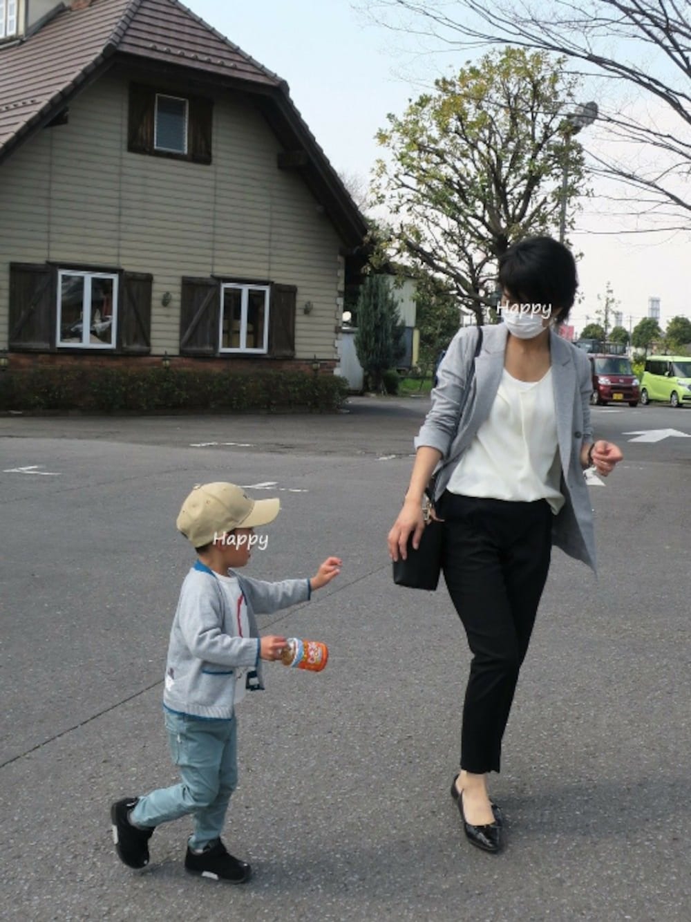 「おでかけ、ジャケット、黒パンツ、フラットシューズ、ショルダーバッグ、ブラウス、モノトーン、男の子、3歳」｜「MAYSON GREYのミラノ風ダブルブレザージャケット（その他アウター、グレー系）」を使った、sasumiさん（レディース・161cm）の秋コーディネートの1枚目の写真