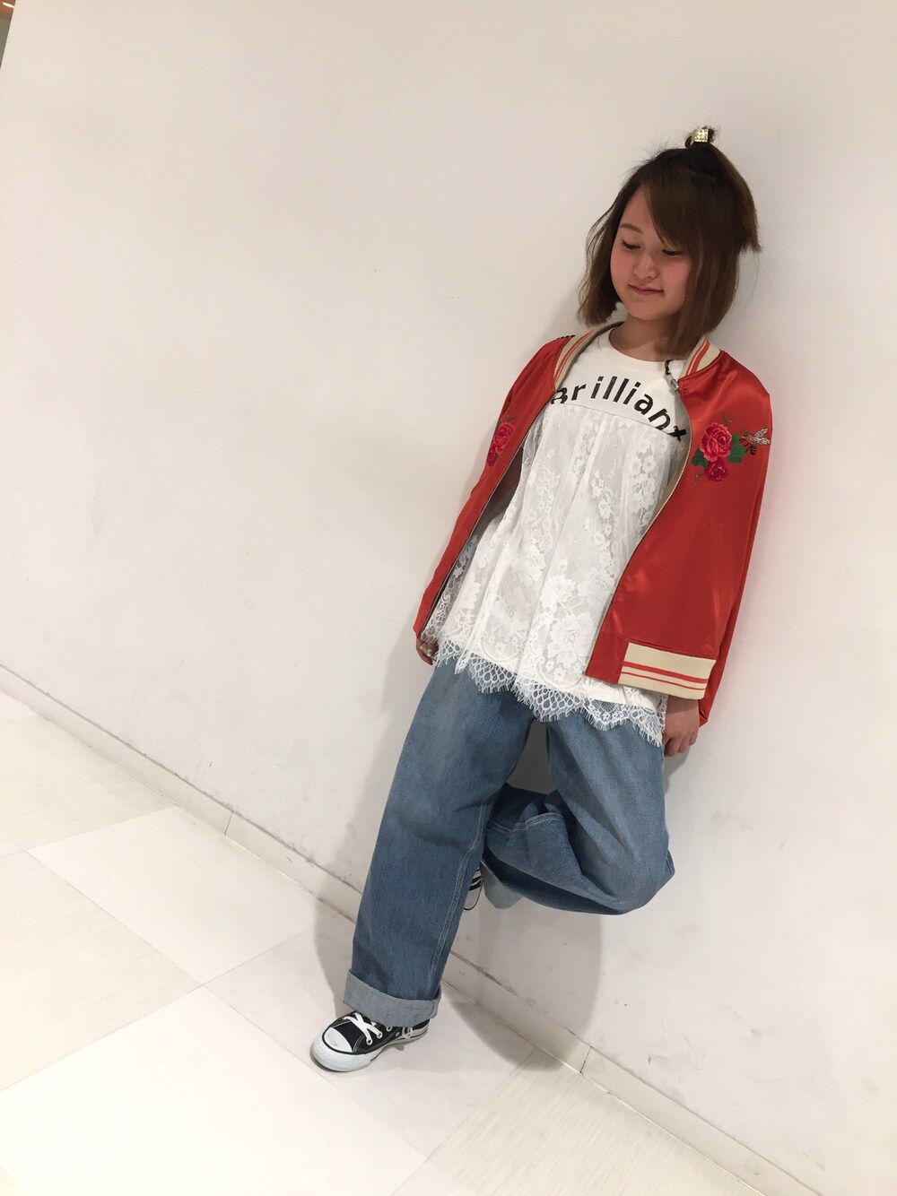 「スカジャン、リバーシブル、レーストップス、ロールアップ、ワイドパンツ」｜「RNAのJ1810 リバーシブルスカジャン（ブルゾン、レッド系）」を使った、まこまこさん（レディース・147cm）の春コーディネートの1枚目の写真