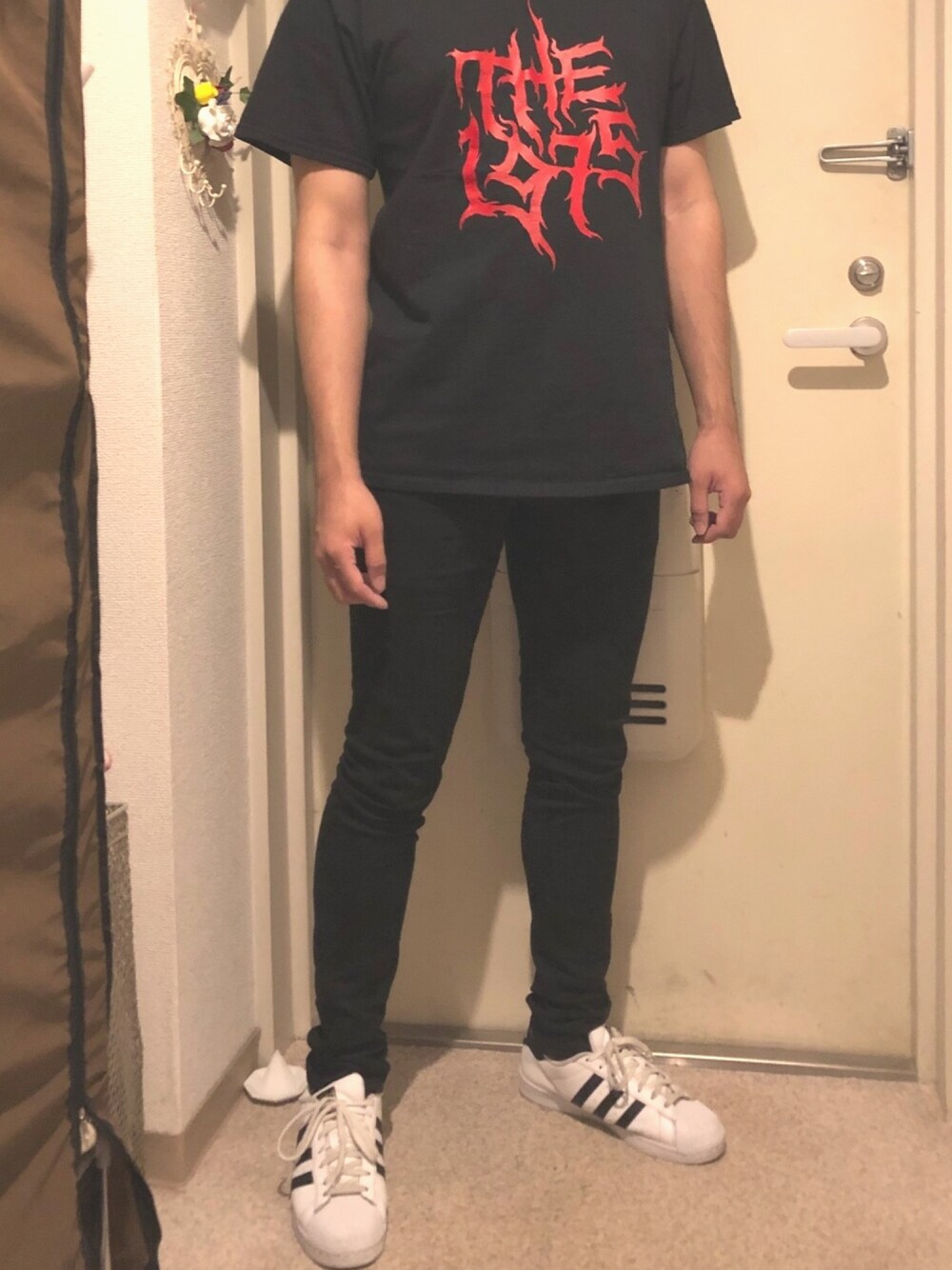 「THE TEEのTHE 1975 THE TEE LOGO / ザ・ティー ロゴ（Tシャツ/カットソー、ブラック系）」を使った、Yusuke さん（メンズ・170cm）の夏コーディネートの1枚目の写真