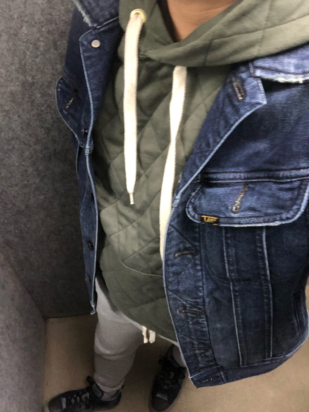 「スウエット」｜「NANO universeのアイテム（デニムジャケット、ブルー系）」を使った、Munehiro.Tさん（メンズ・170cm）の冬コーディネートの1枚目の写真