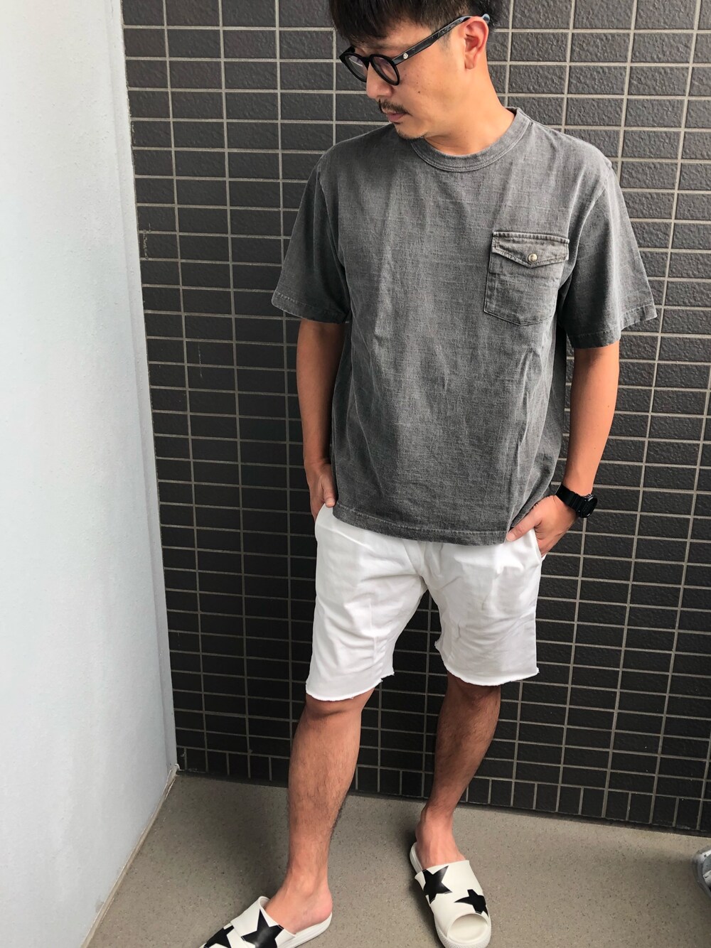 「ラフ、ショートパンツ」｜「Ron Hermanのアイテム（Tシャツ/カットソー、グレー系）」を使った、Munehiro.Tさん（メンズ・170cm）の夏コーディネートの1枚目の写真