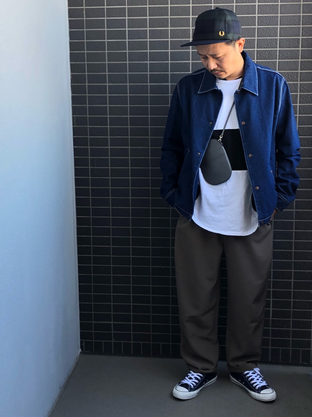 「ワイドパンツ」｜「FRED PERRYのアイテム（キャップ、グリーン系）」を使った、Munehiro.Tさん（メンズ・170cm）の秋コーディネートの1枚目の写真