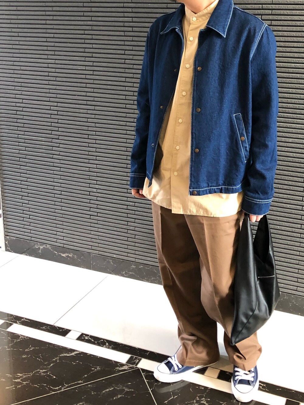 「ベージュ、デニムジャケット」｜「amiのアイテム（デニムジャケット、ブルー系）」を使った、Munehiro.Tさん（メンズ・170cm）の春コーディネートの1枚目の写真