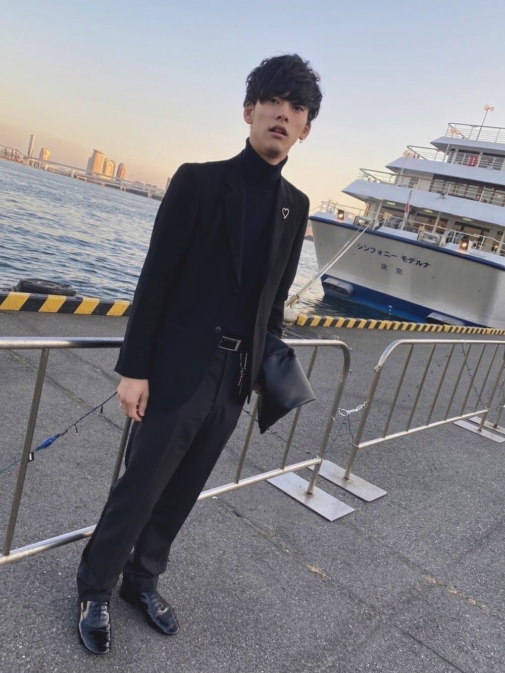「シンプルコーデ、ユニクロ、ジャケット、ブラック、タートルネック、アニエスベー、ootd、今日のコーデ、スタッフセンバツ、年末WEAR感謝祭」｜「MM6 Maison MargielaのMM6 Maison Margiela ジャパニーズトートバッグ（トートバッグ、ブラック系）」を使った、Kosukeさん（メンズ・177cm）の秋コーディネートの1枚目の写真