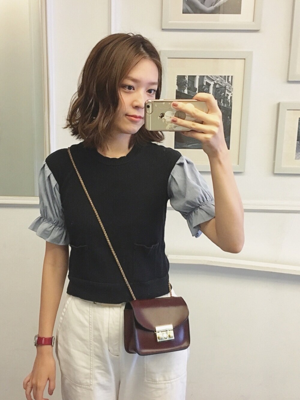 ブラック系のTシャツ/カットソー、パープル系のアナログ腕時計を着用したレディースの秋コーディネートの1枚目の写真