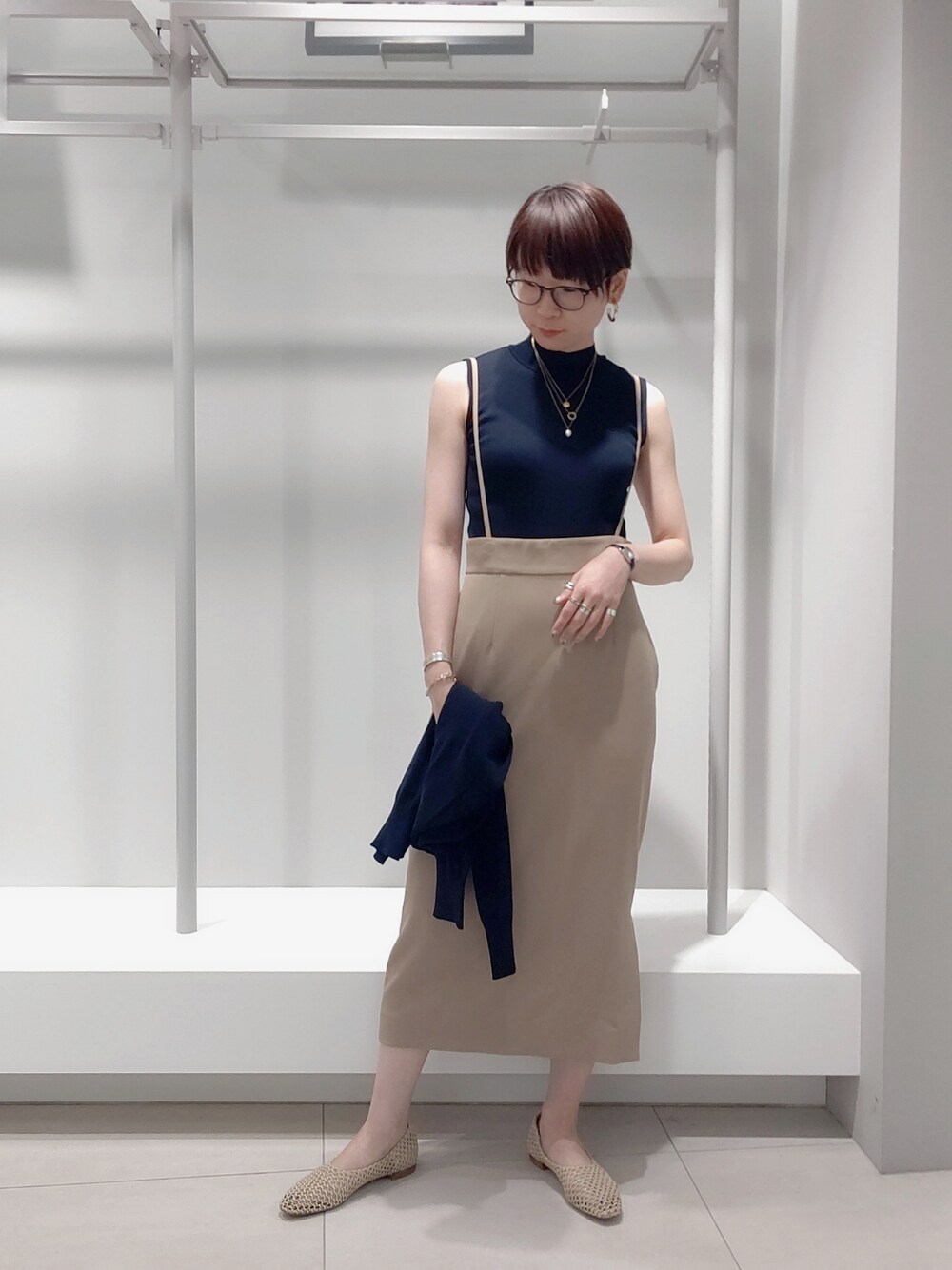 「タイトスカート、ベージュ、ネイビー、キレイめ、シンプルコーデ、アンサンブル、オフィスカジュアル、Rouge vif la cle(Rouge vif la cle)、メッシュサンダル、Rougevif」｜「Rouge vifのツインニット（ニット/セーター、ブルー系）」を使った、satchさん（レディース・164cm）の春コーディネートの1枚目の写真