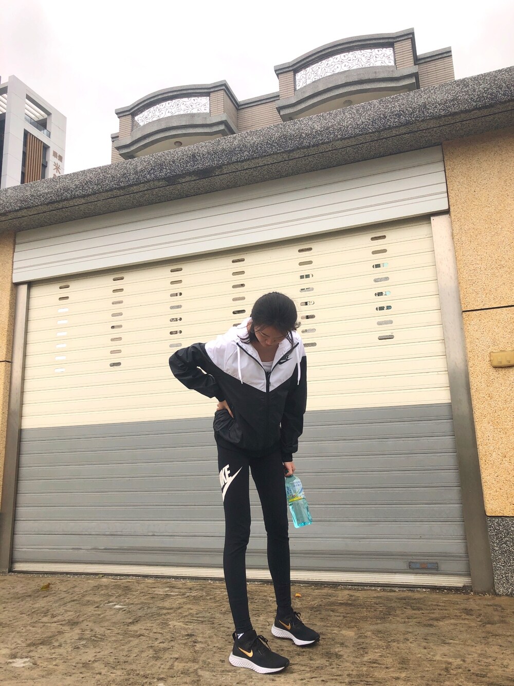 「NIKEのアイテム（トレンチコート、ブラック系）」を使った、梅子さん（レディース・163cm）の春コーディネートの1枚目の写真