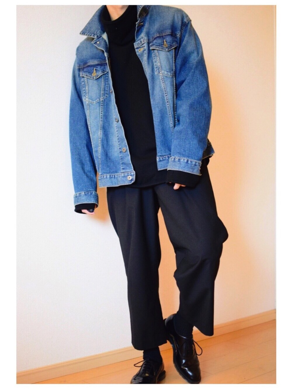 ブルー系のその他アウター、ブラック系のスウェット、ブラック系のスラックスを着用したメンズの冬コーディネートの1枚目の写真