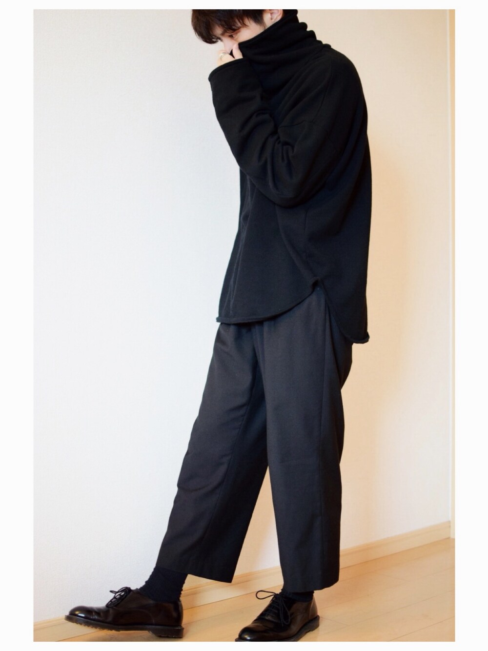 ブラック系のスウェット、ブラック系のスラックス、ブラック系のドレスシューズを着用したメンズの冬コーディネートの1枚目の写真