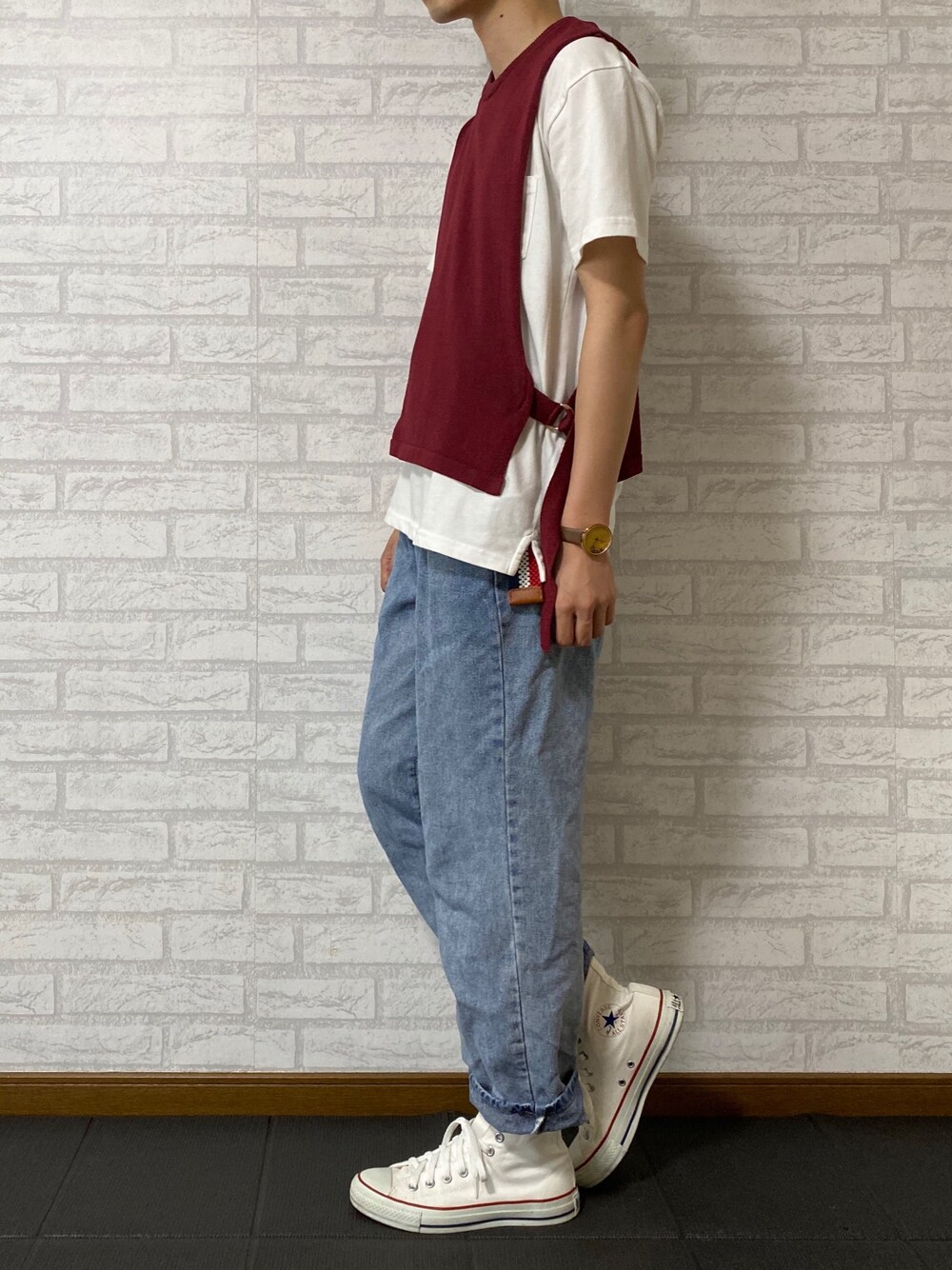 「夏、Tシャツ、ゆったりコーデ、低身長、ベスト、ゆるコーデ、ハイカットスニーカー、3色コーデ、デニム、いいね、save、フォローお願いします🤑」｜「MERLOTのシースルーニットベスト3165（ベスト、レッド系）」を使った、ERAさん（メンズ・165cm）の夏コーディネートの1枚目の写真