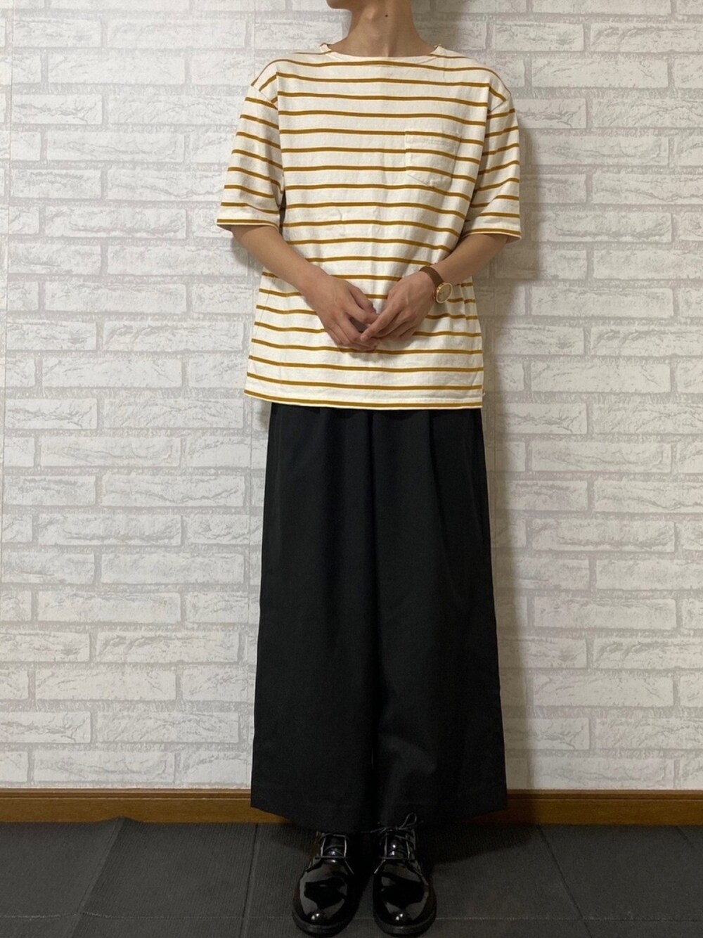 「カジュアルコーデ、秋色、ボーダートップス、ドレスシューズ、ワイドパンツ、低身長、プチプラ、中性、Aライン、レディース男子」｜「coenのバスクビッグシルエットT（Tシャツ/カットソー、イエロー系）」を使った、ERAさん（メンズ・165cm）の秋コーディネートの1枚目の写真