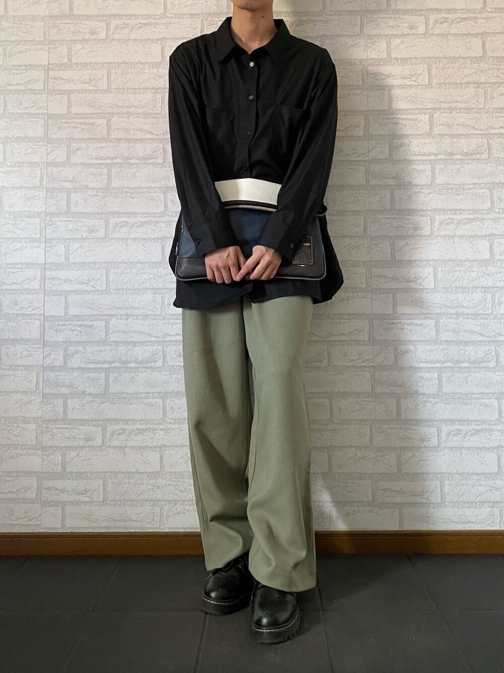 「シンプルコーデ、春コーデ、ootd、アースカラー、チノパン、クラッチバッグ、ドレスシューズ、黒シャツ、カーキ、低身長」｜「kutirのシンプルロングシャツ（シャツ/ブラウス、ブラック系）」を使った、ERAさん（メンズ・165cm）の春コーディネートの1枚目の写真