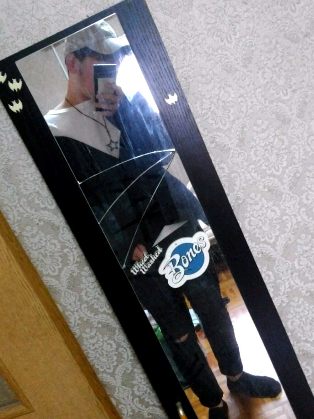 ブラック系のテーラードジャケット、ブラック系のチノパンツ、ホワイト系のTシャツ/カットソーを着用したメンズの夏コーディネートの1枚目の写真