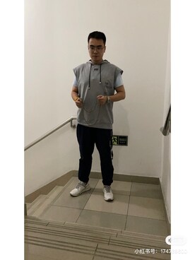 「休闲」｜「アイテム（チノパンツ）」を使った、权志龙本龙さん（メンズ・180cm）の秋コーディネート