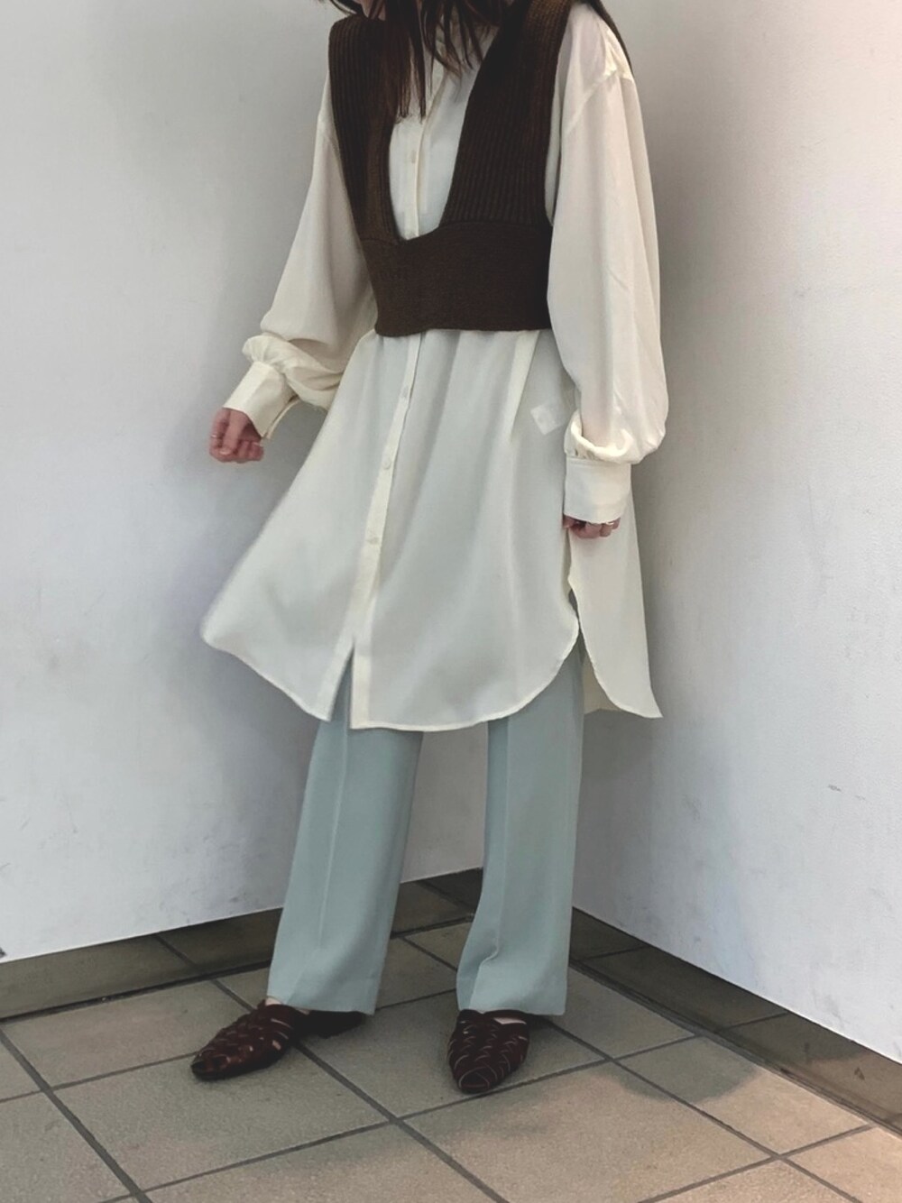 「カジュアル、ootd、いいね、save、フォローお願いします🤑、カラーパンツ、ローリーズファーム(LOWRYS FARM)、はるコーデ、プチプラコーデ、シャツスタイル、シンプル、シアー」｜「LOWRYS FARMのバンドカラールーズシャツ　871172（シャツ/ブラウス、ベージュ系）」を使った、hanazoさん（レディース・158cm）の春コーディネートの1枚目の写真