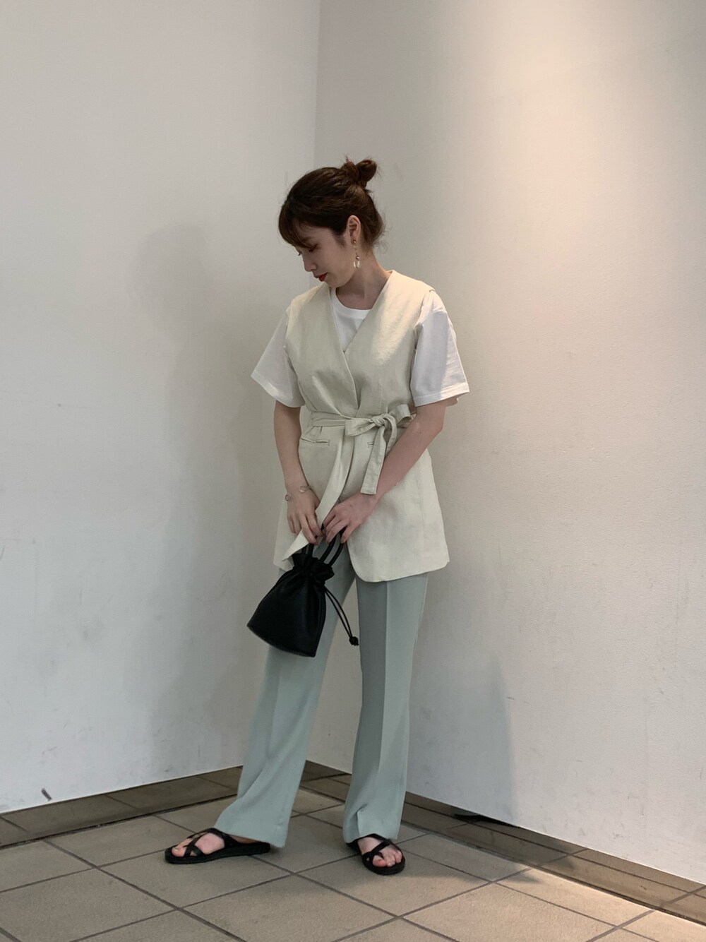 「ラクチンコーデ、プチプラ、ootd、きれいめカジュアル、ゆるコーデ、いいね、save、フォローお願いします🤑、カジュアルコーデ、サンダル、今日のコーデ、バックプリント」｜「LOWRYS FARMのアイテム（ジャケット/アウター、ホワイト系）」を使った、hanazoさん（レディース・158cm）の夏コーディネートの1枚目の写真