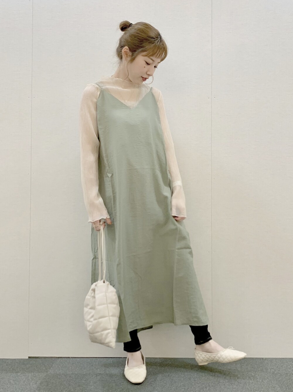 「シンプルコーデ、カジュアルコーデ、オトナカジュアル、プチプラ、デニムパンツ、キャミワンピ、ootd、スキニーデニム、シアートップス、秋のコーデ」｜「LOWRYS FARMのキャミワンピ　886318（ワンピース、グリーン系）」を使った、hanazoさん（レディース・158cm）の夏コーディネートの1枚目の写真