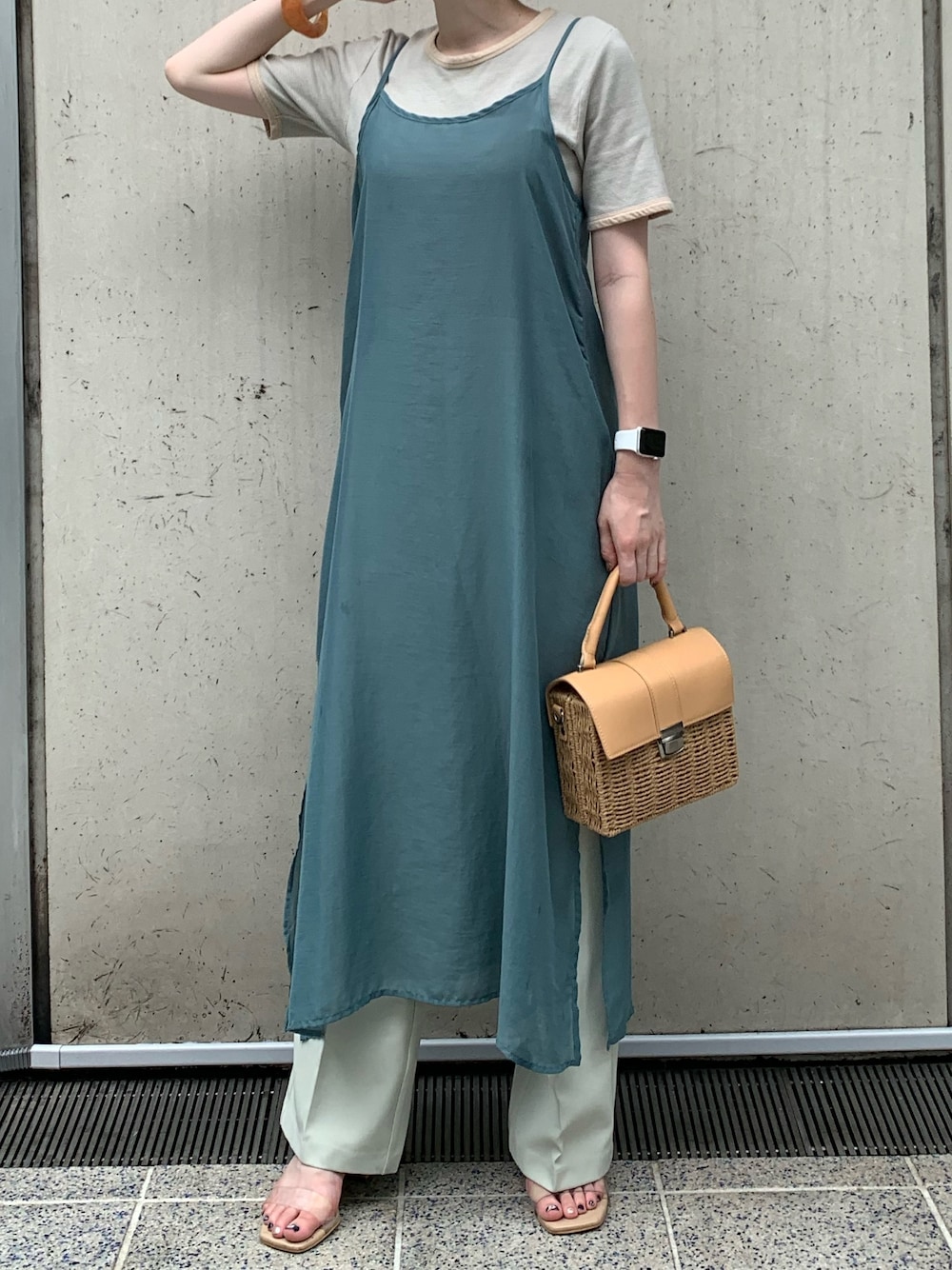 「シンプルコーデ、ラクチンコーデ、パンツスタイル、オトナ女子、おしゃれさんと繋がりたい、プチプラ、カジュアル、キャミワンピ、カラーパンツ」｜「archivesのシースルーキャミワンピース（ワンピース、グリーン系）」を使った、hanazoさん（レディース・158cm）の秋コーディネートの1枚目の写真
